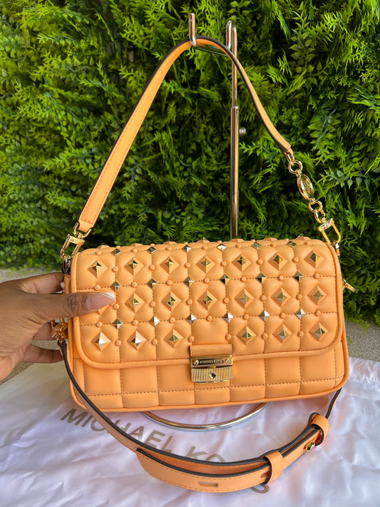 Michael Kors Baguette Spikes Salmão