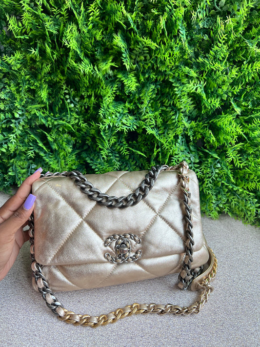 Chanel Classic Flap Dourada