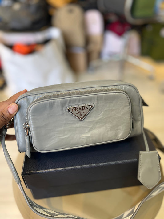 Prada Câmera Bag Verniz Cinza