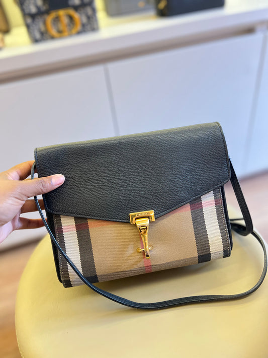 Burberry Macken Check Preta