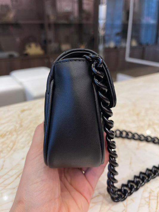 Gucci GG Marmont Matelassê em Couro Preto