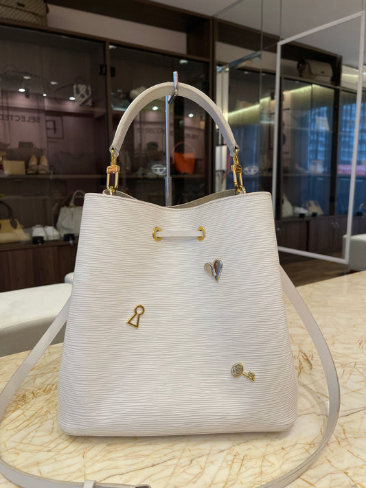 Louis Vuitton Néo Noé Love Lock em Couro EPI Branco