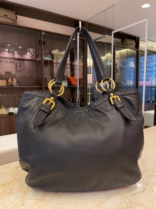 Prada Soft Calf Shoulder Bag em Couro Preto