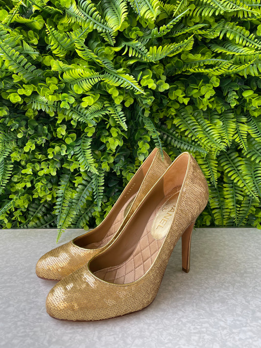 Sapato Chanel Gold Heels