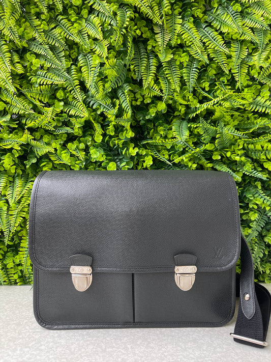 Pasta Louis Vuitton Anton Taiga em Couro Preto