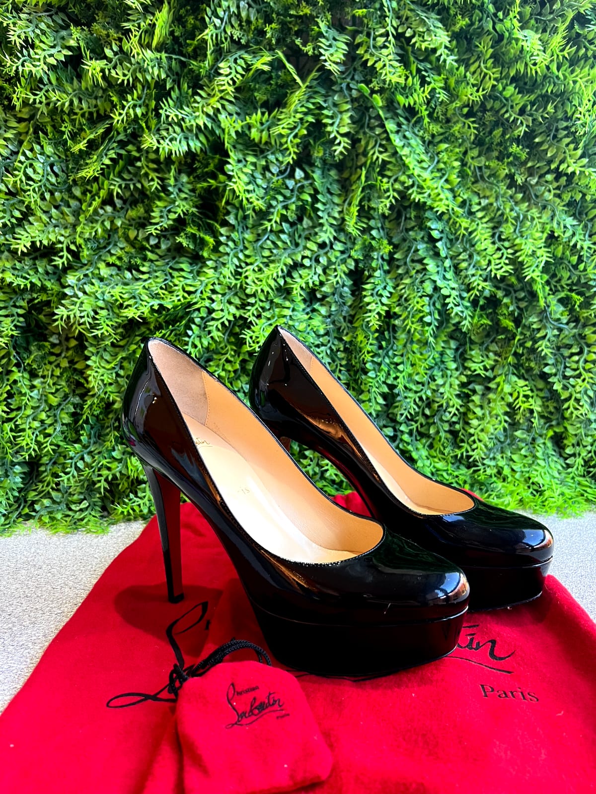 Scarpin Christian Louboutin Verniz Preto
