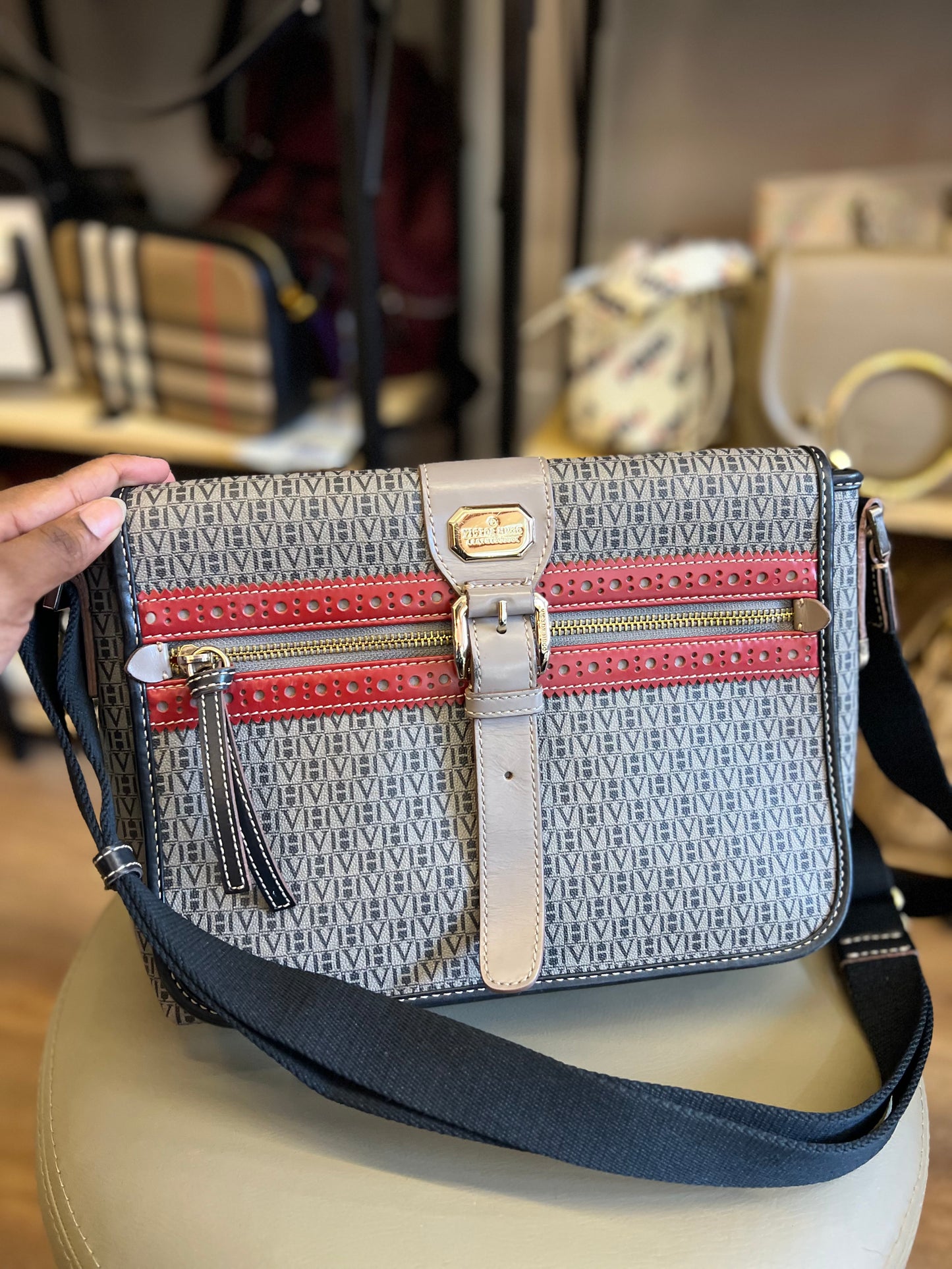 Victor Hugo Messenger Monograma