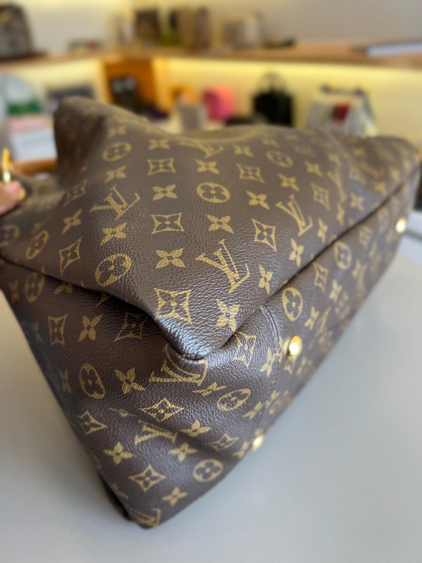 Louis Vuitton Artsy Monograma MM