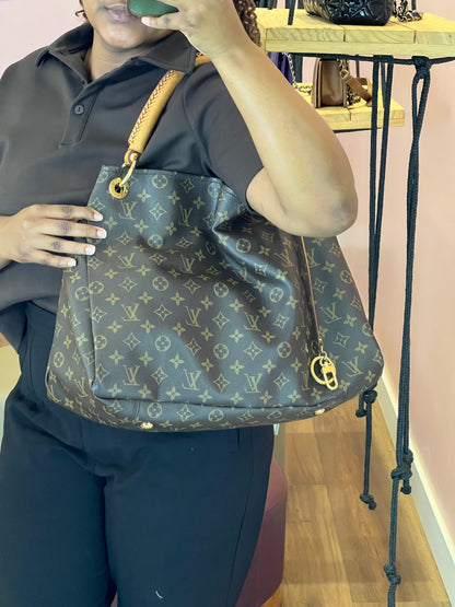 Louis Vuitton Artsy Monograma MM