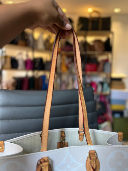 Louis Vuitton On the go By the Pool GM