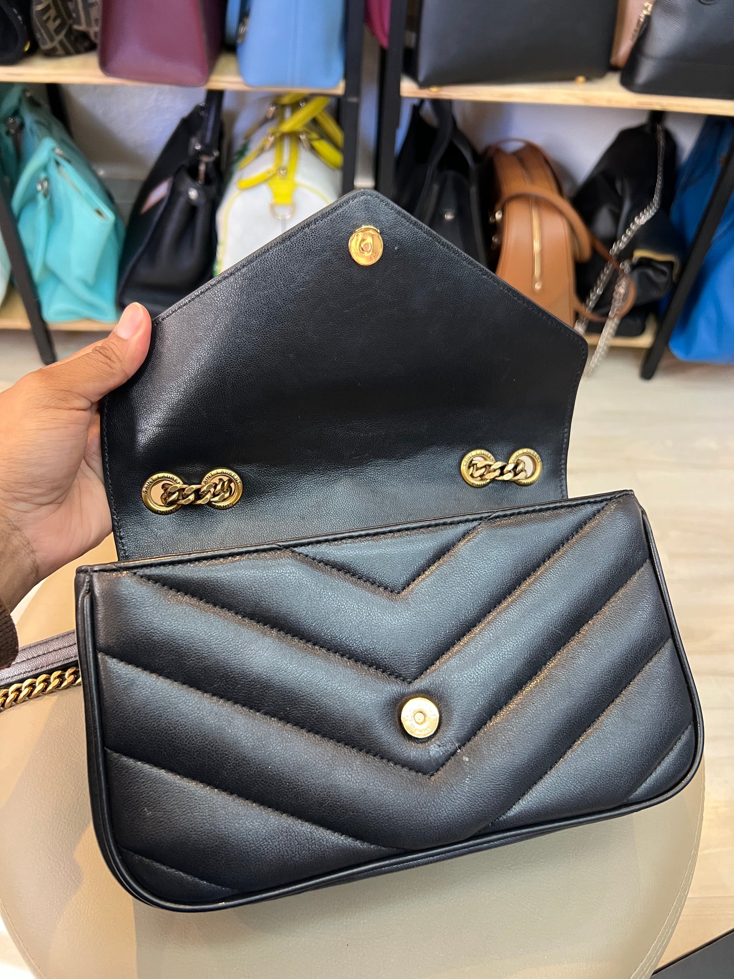 Saint Laurent Loulou Pequena preta