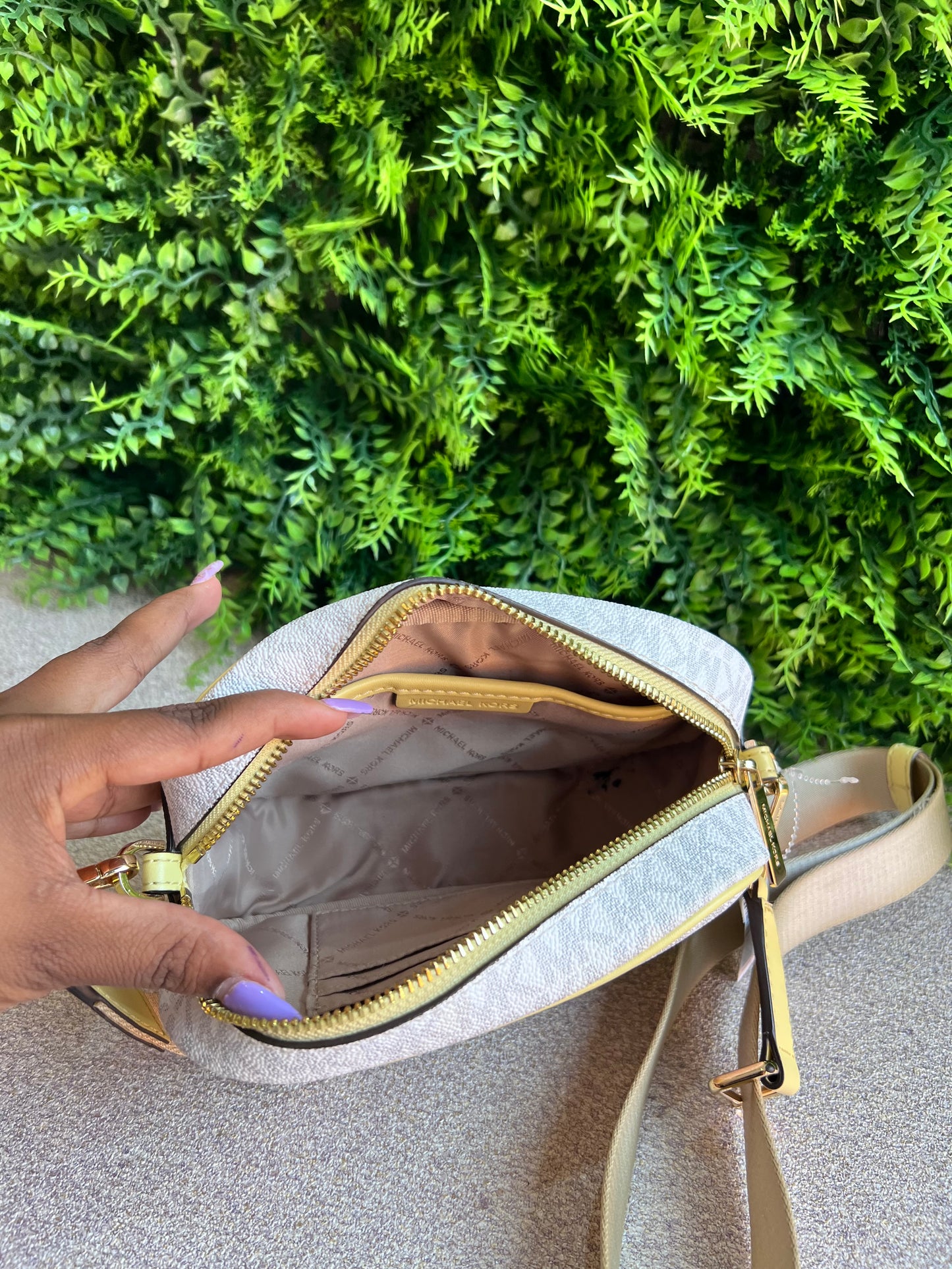 Michael Kors  Camera bag Monograma com amarelo