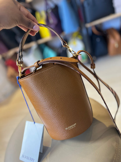 Burberry Lorne Bucket Marrom