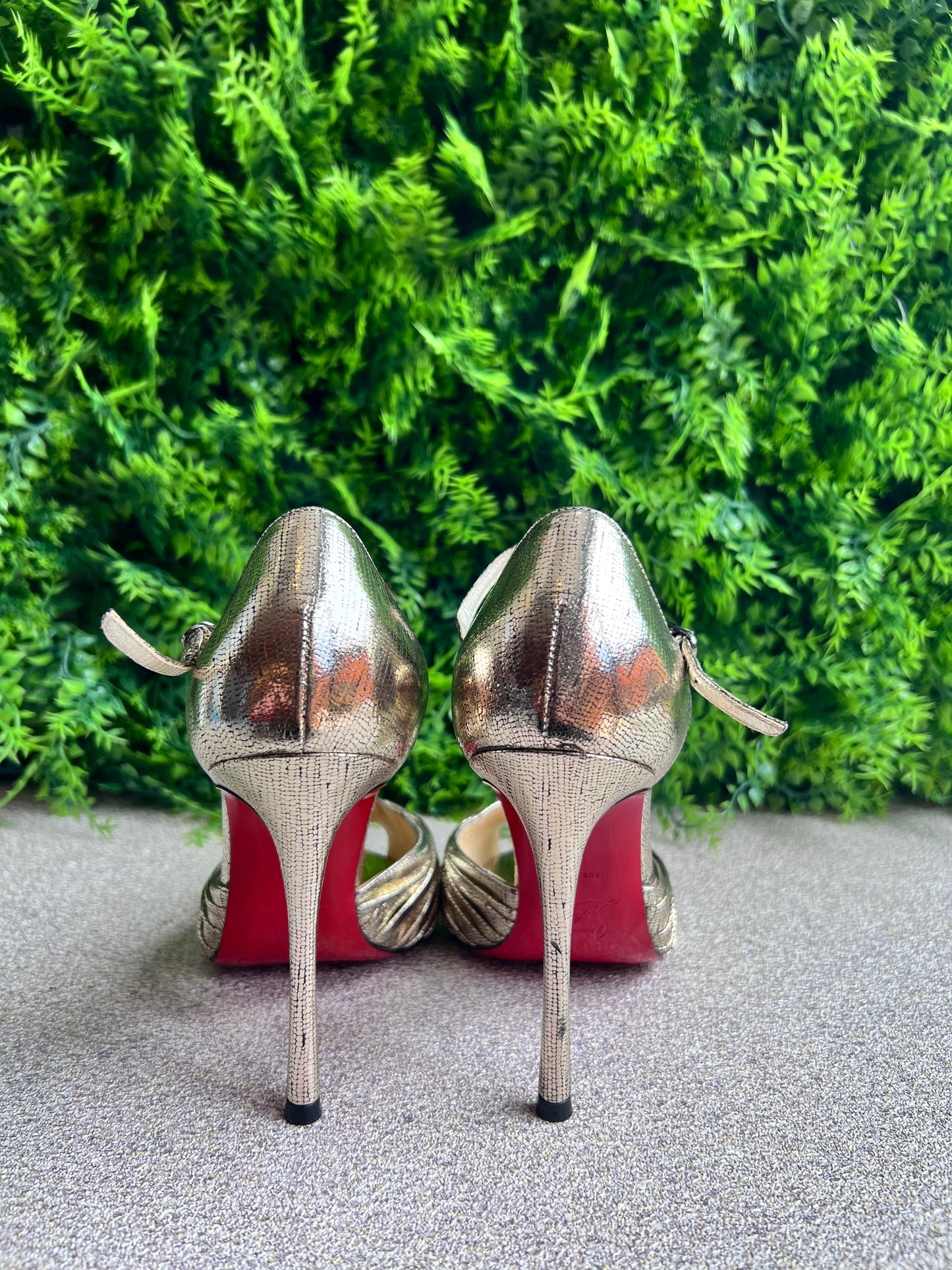 Salto Louboutin Dourado