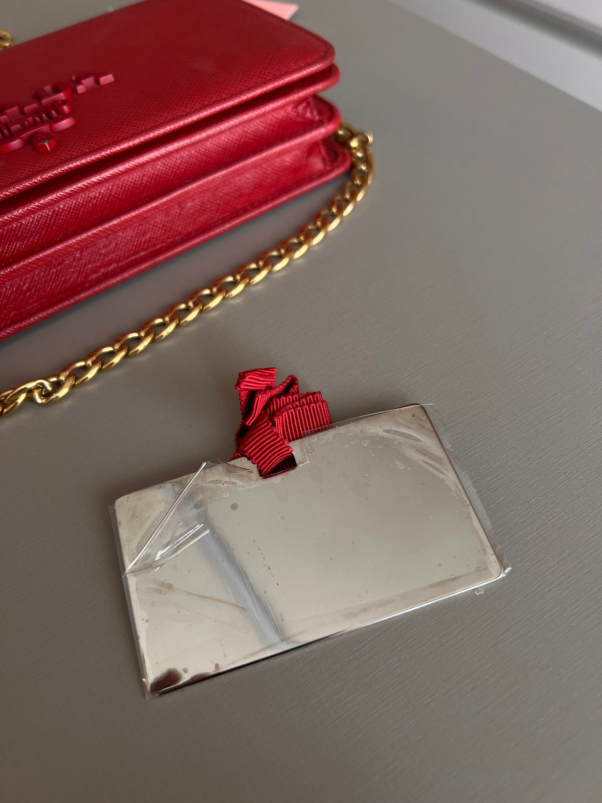 Prada Logo Chain Vermelha