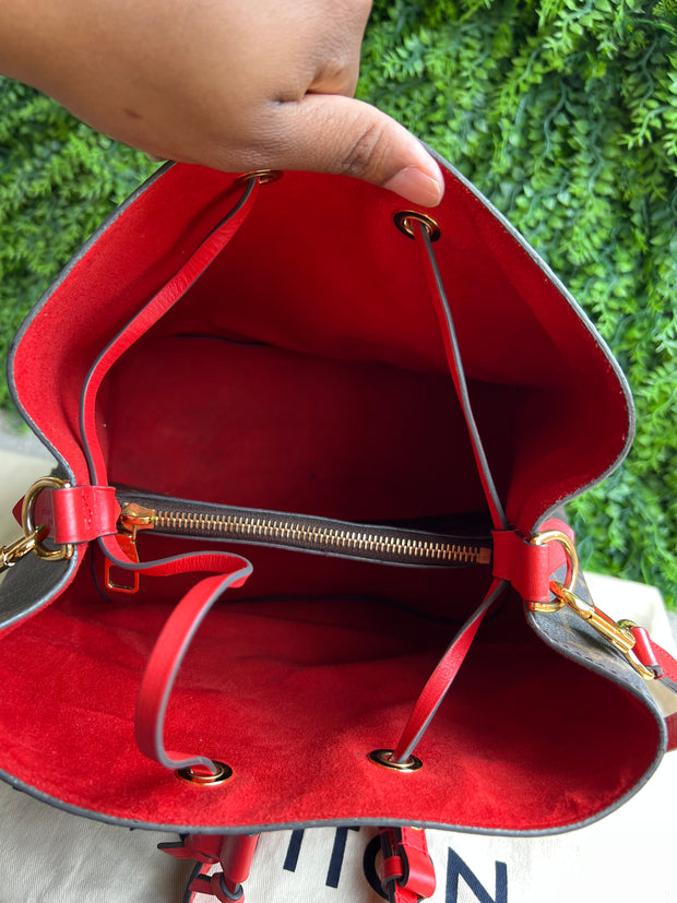 Louis Vuitton Neo Noé Monograma com Vermelho
