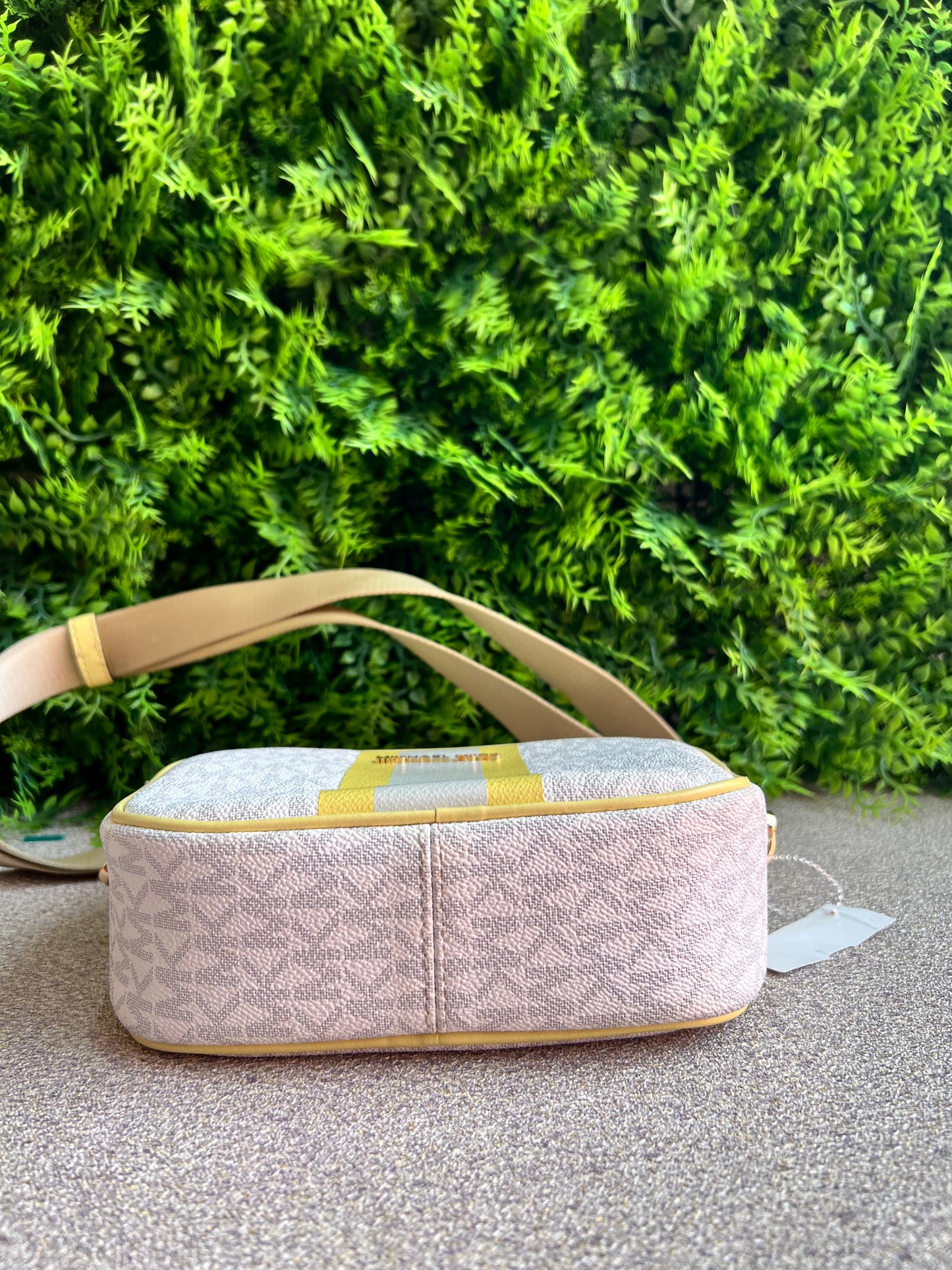 Michael Kors  Camera bag Monograma com amarelo