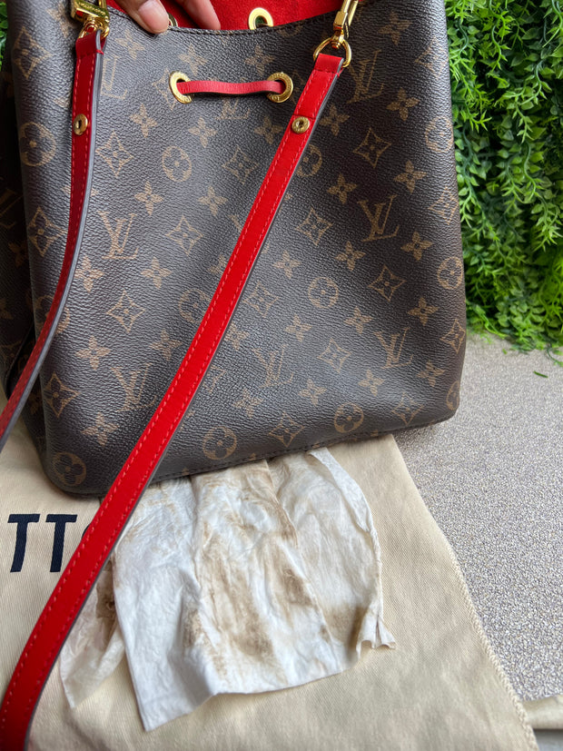 Louis Vuitton Neo Noé Monograma com Vermelho