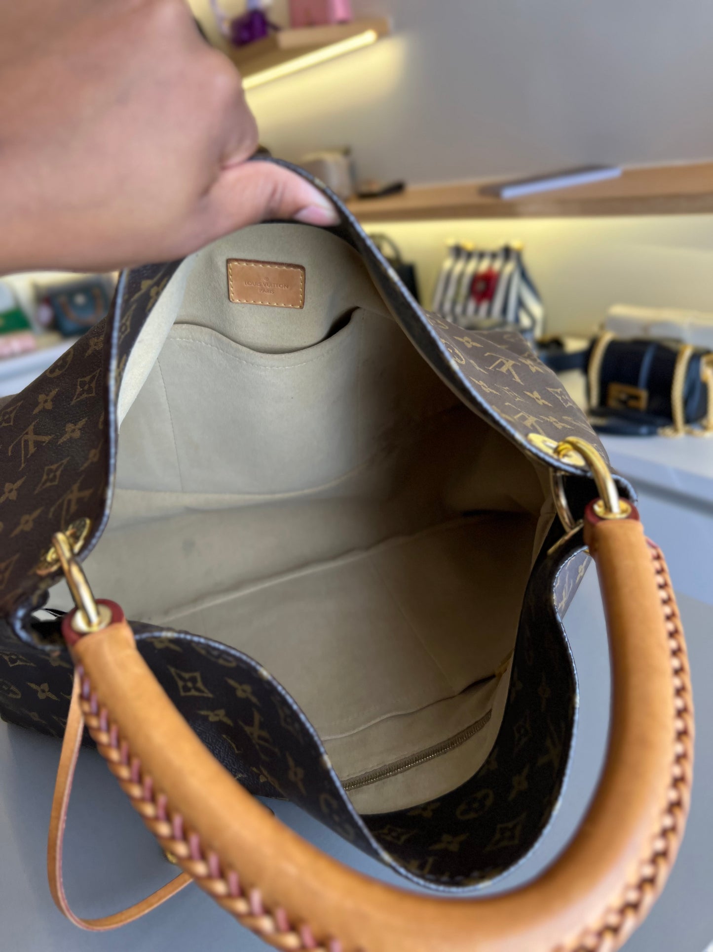 Louis Vuitton Artsy Monograma MM