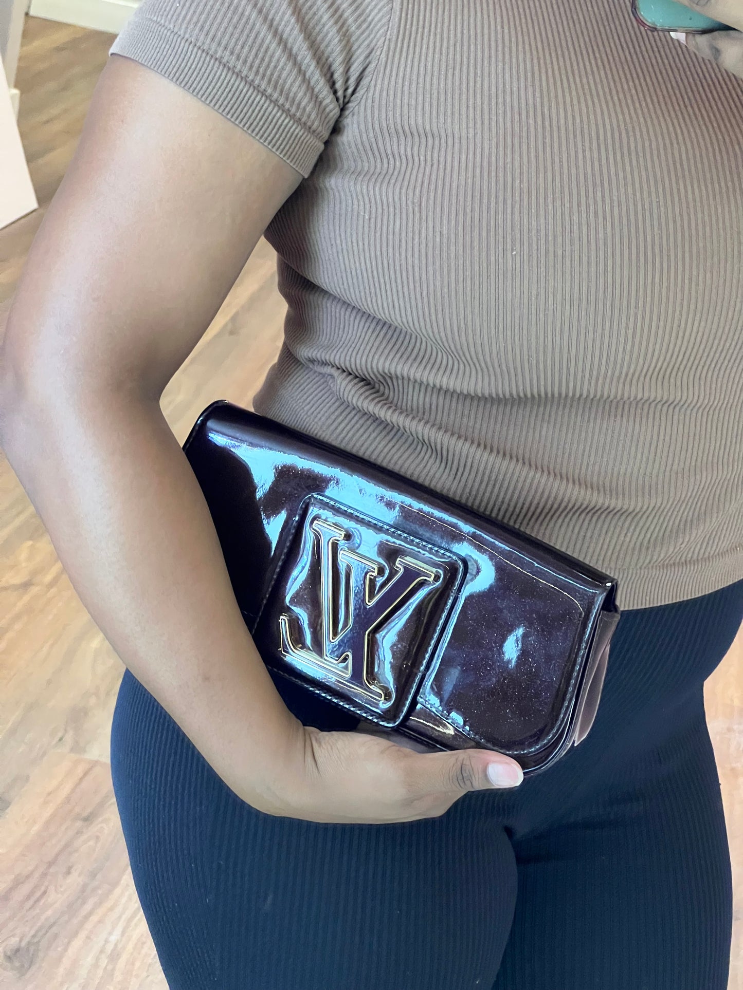 Clutch Louis Vuitton Logo Verniz