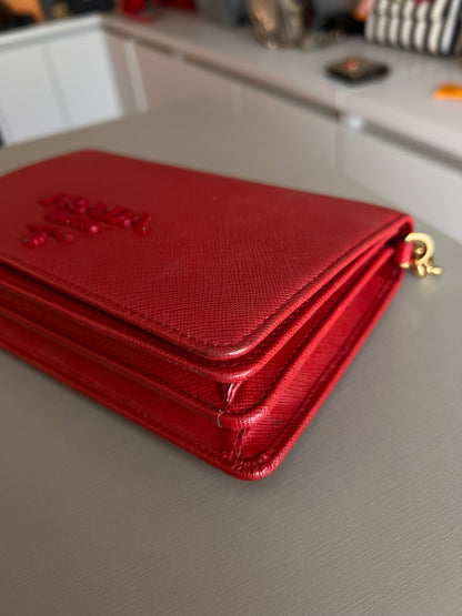 Prada Logo Chain Vermelha