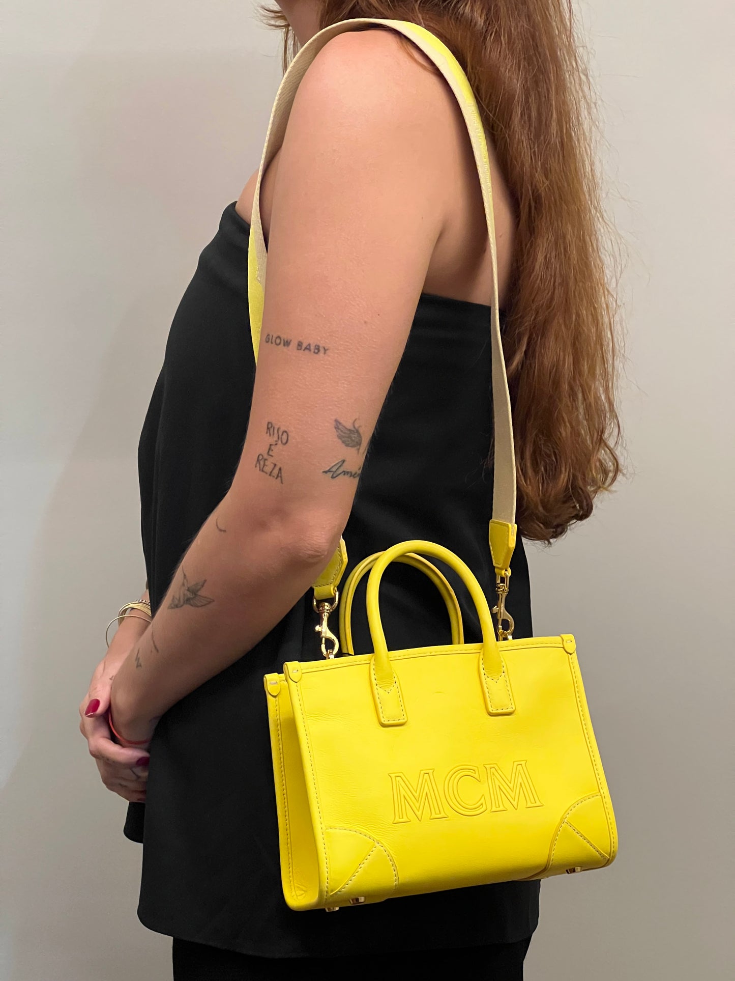MCM Mini Tonal Logo Amarela