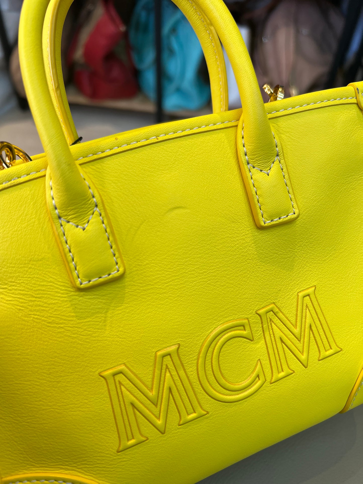MCM Mini Tonal Logo Amarela