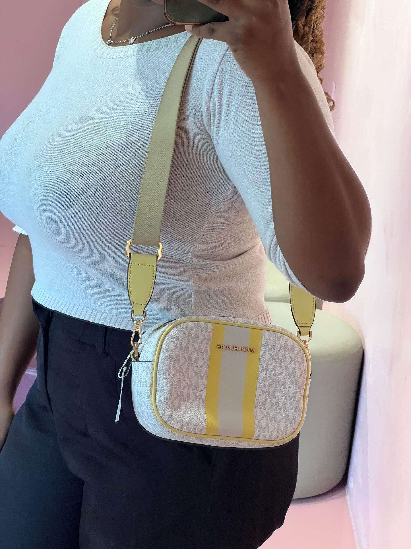 Michael Kors  Camera bag Monograma com amarelo