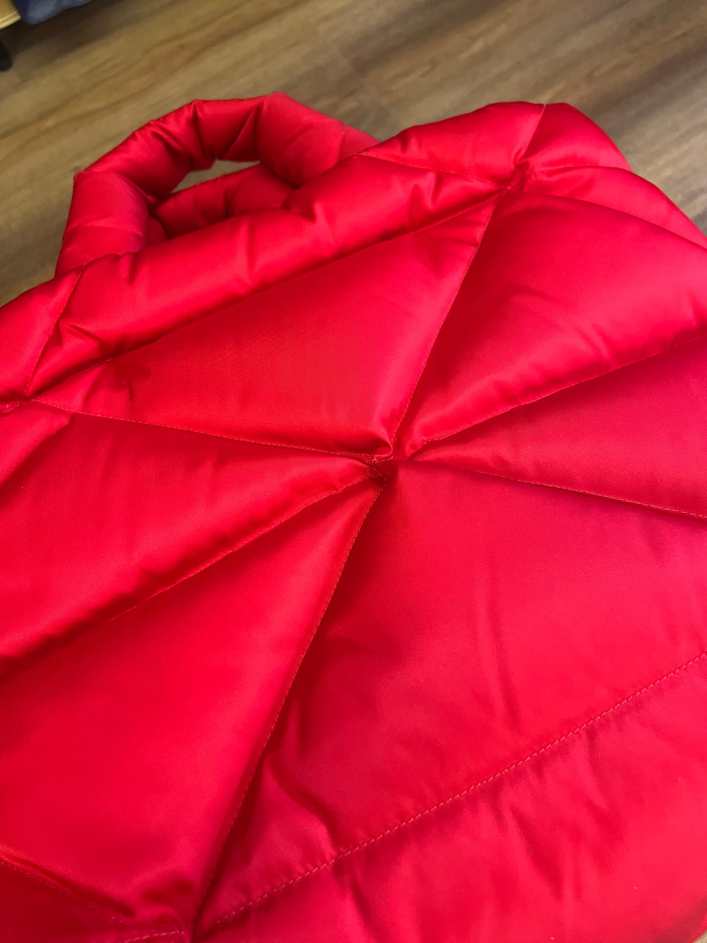 Prada Re-Nylon Padded Vermelha
