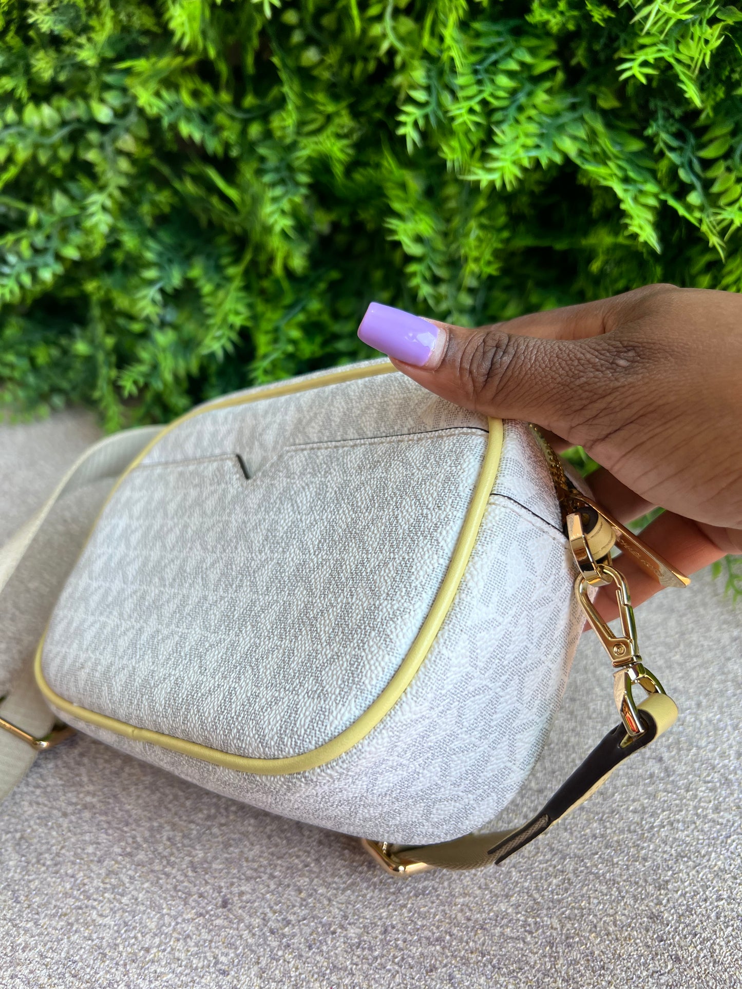 Michael Kors  Camera bag Monograma com amarelo