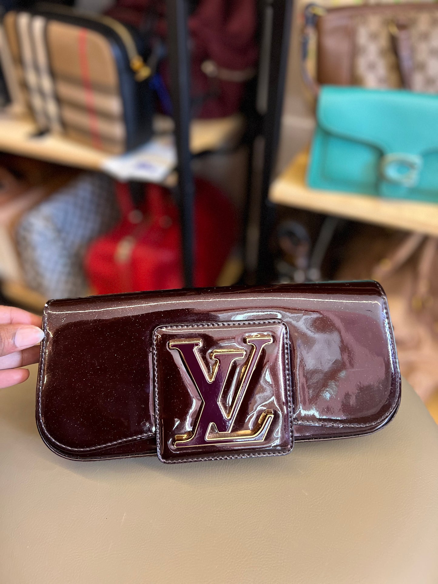 Clutch Louis Vuitton Logo Verniz