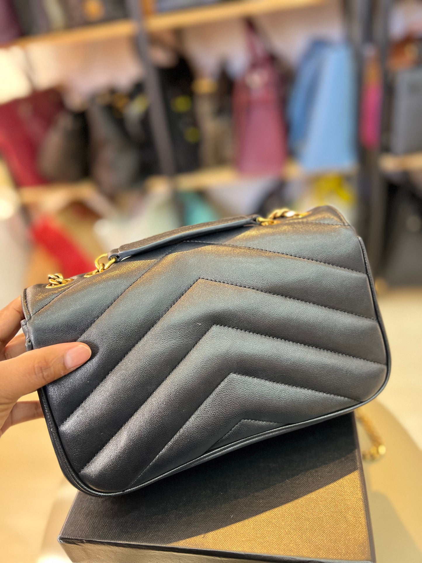 Saint Laurent Loulou Pequena preta
