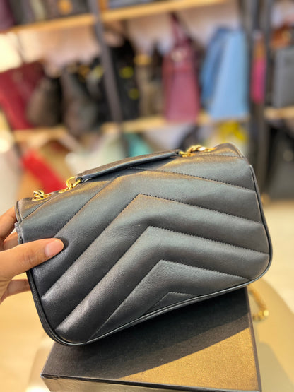 Saint Laurent Loulou Pequena preta