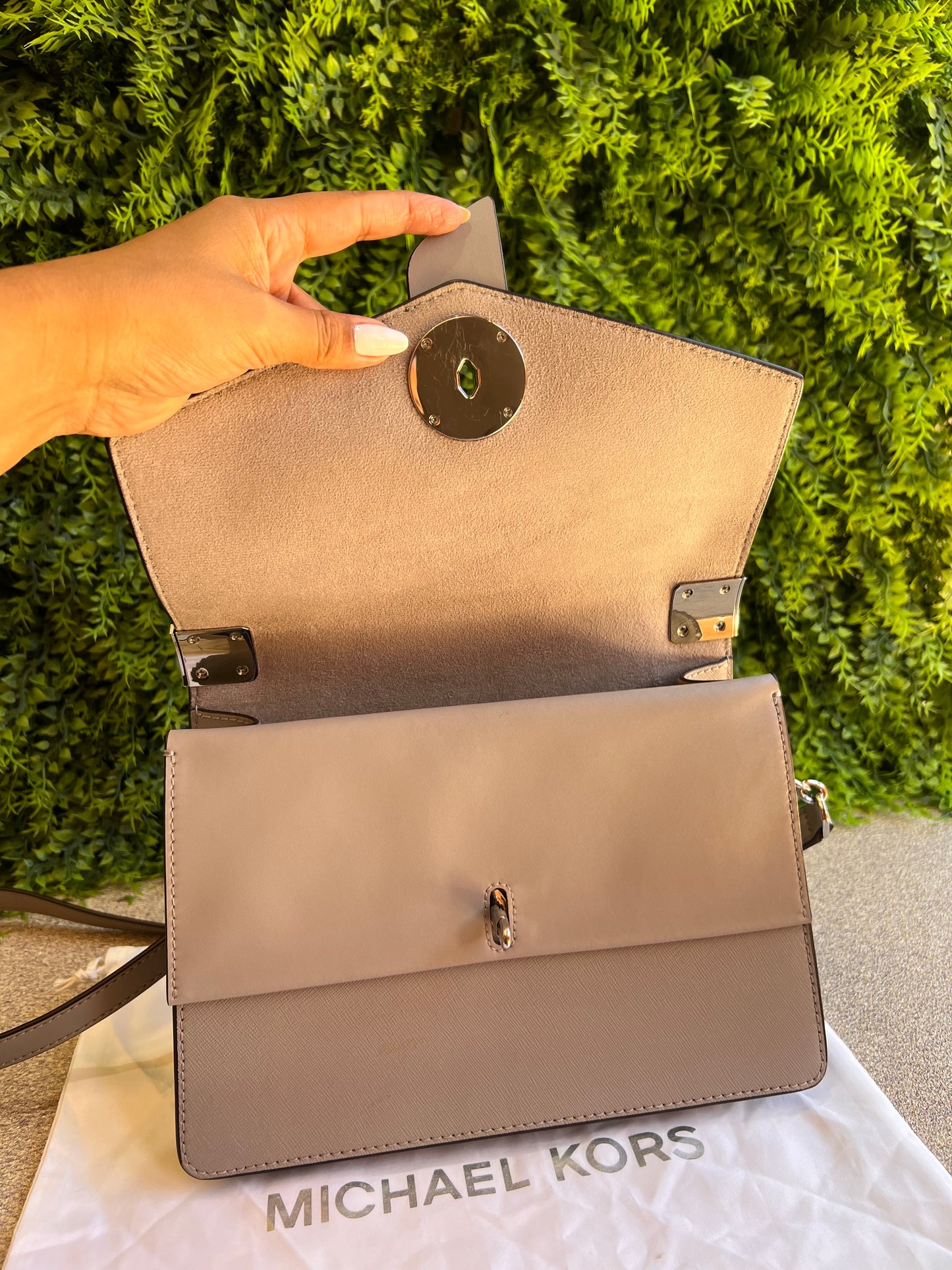 Michael Kors Greenwich em couro Saffiano