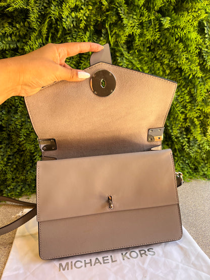 Michael Kors Greenwich em couro Saffiano