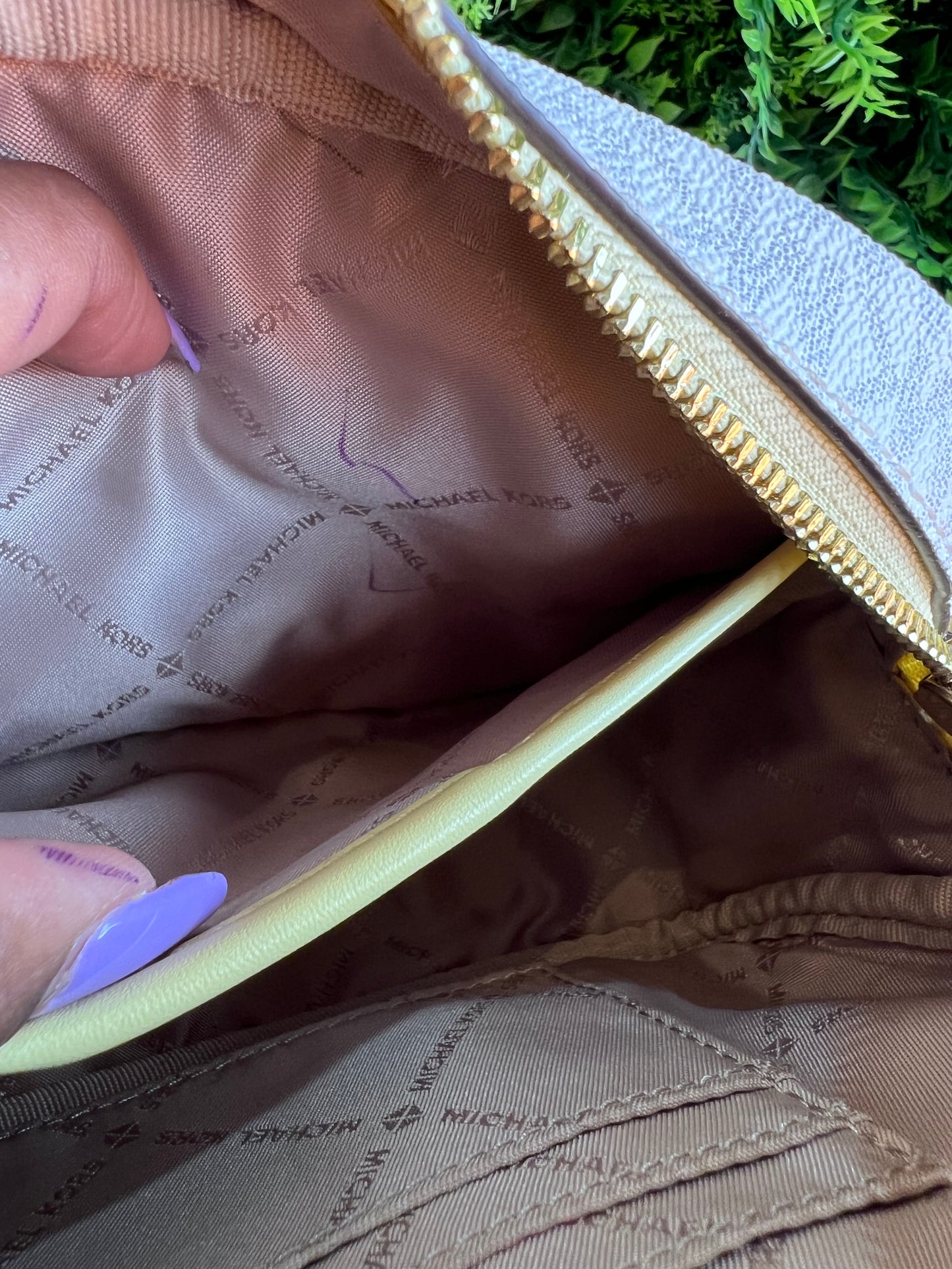 Michael Kors  Camera bag Monograma com amarelo