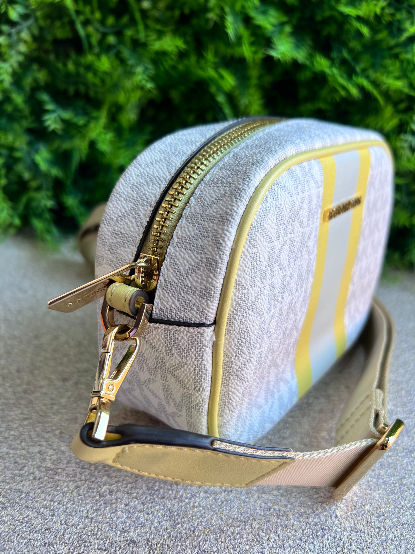 Michael Kors  Camera bag Monograma com amarelo