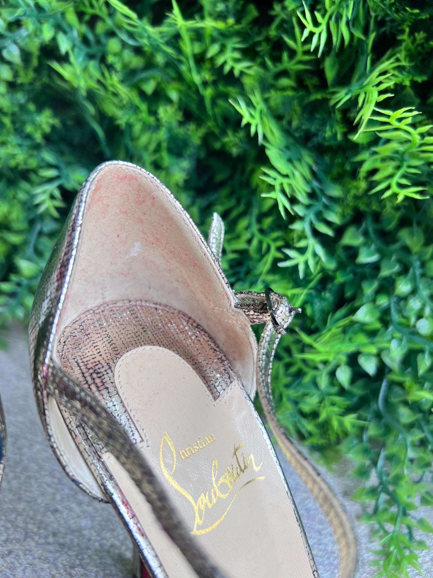 Salto Louboutin Dourado