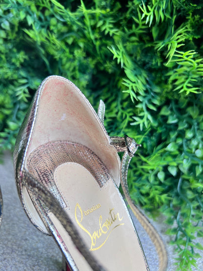 Salto Louboutin Dourado