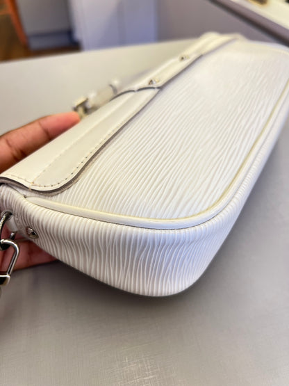 Louis Vuitton Pochette Montaigne Couro EPI