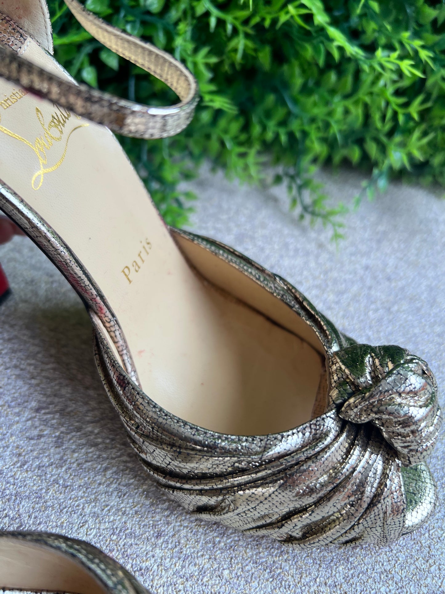 Salto Louboutin Dourado