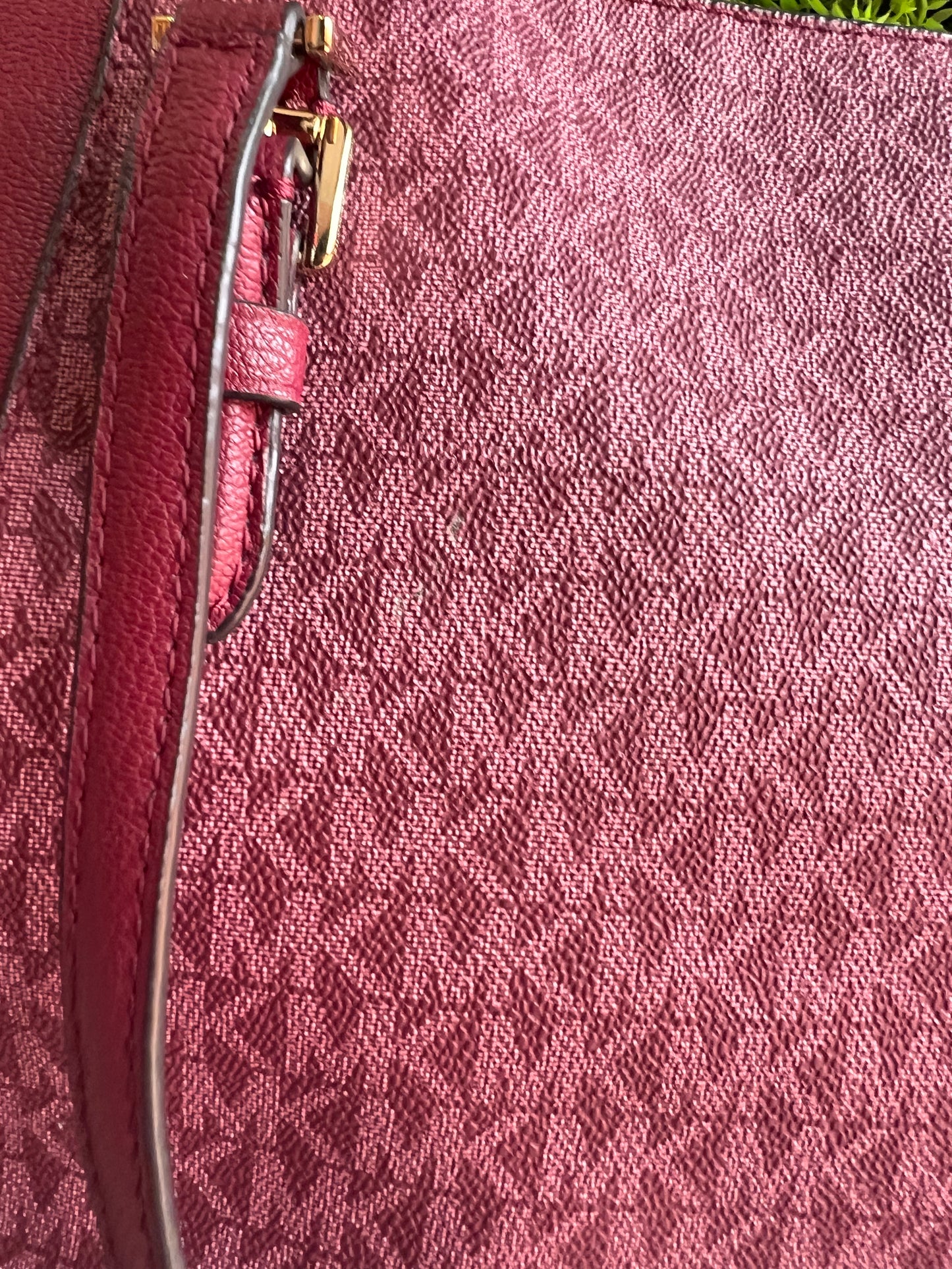Michael Kors Charlotte Shopping Logo