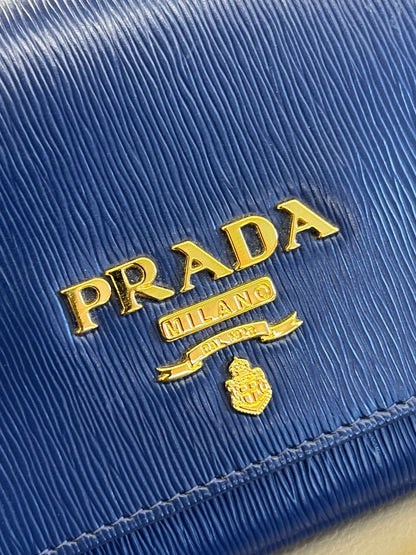 Prada Wallet on Chain Azul