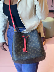 Louis Vuitton Neo Noé Monograma com Vermelho