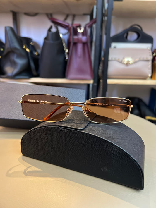 Óculos de Sol Prada Signature Dourado