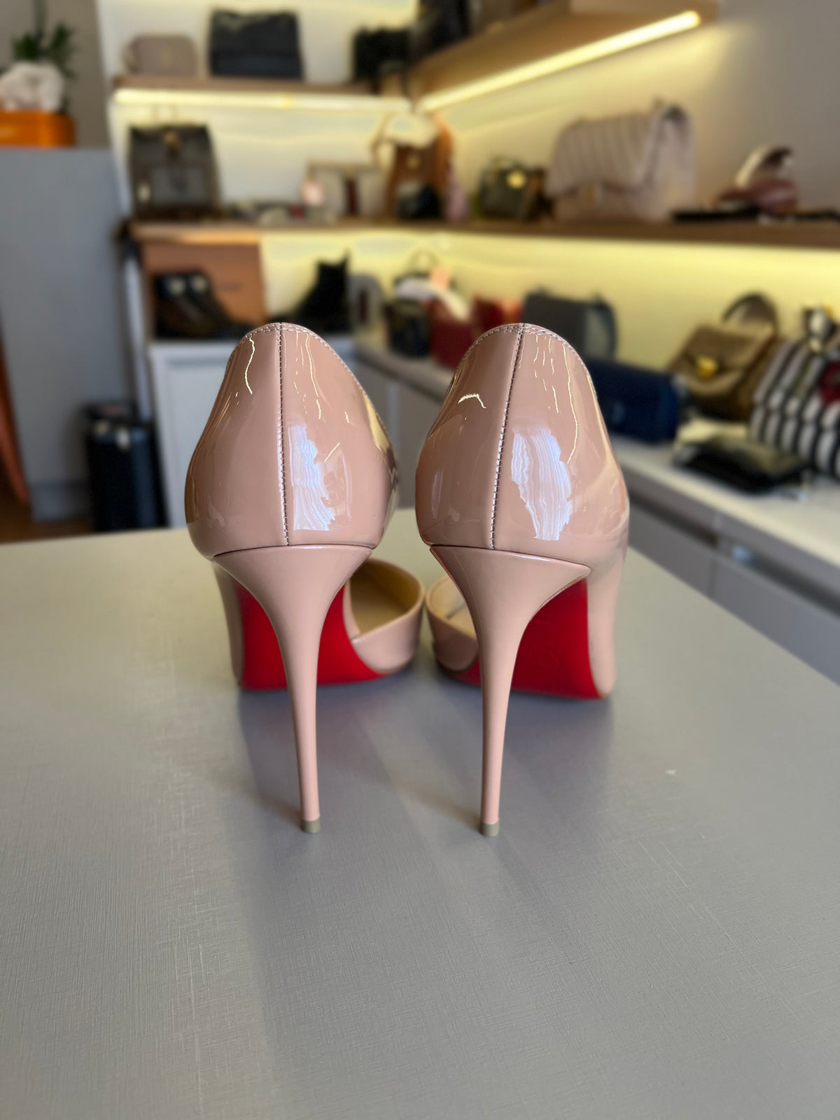 Scarpin Louboutin Nude Verniz