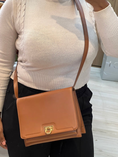 Ferragamo Trifolio Marrom