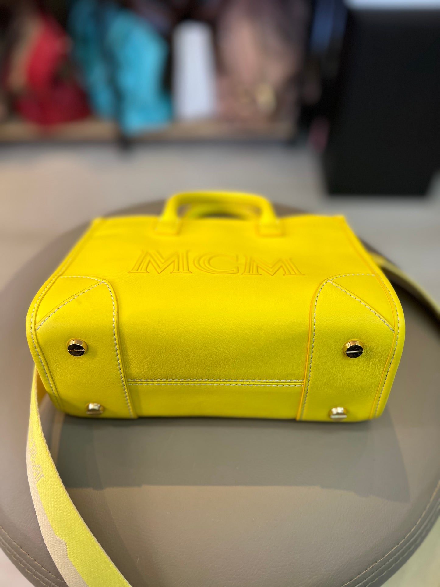 MCM Mini Tonal Logo Amarela