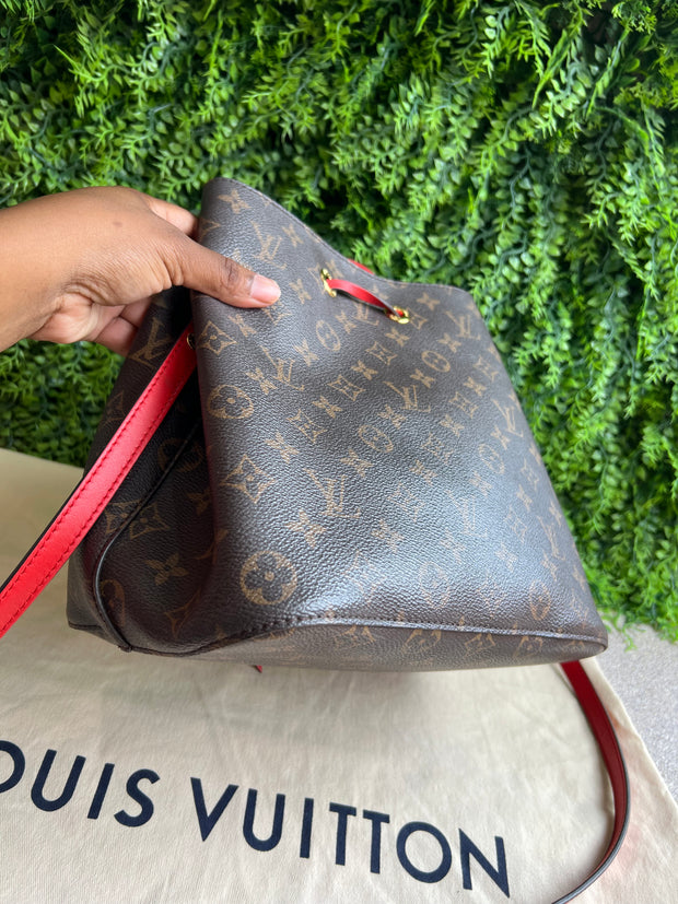 Louis Vuitton Neo Noé Monograma com Vermelho