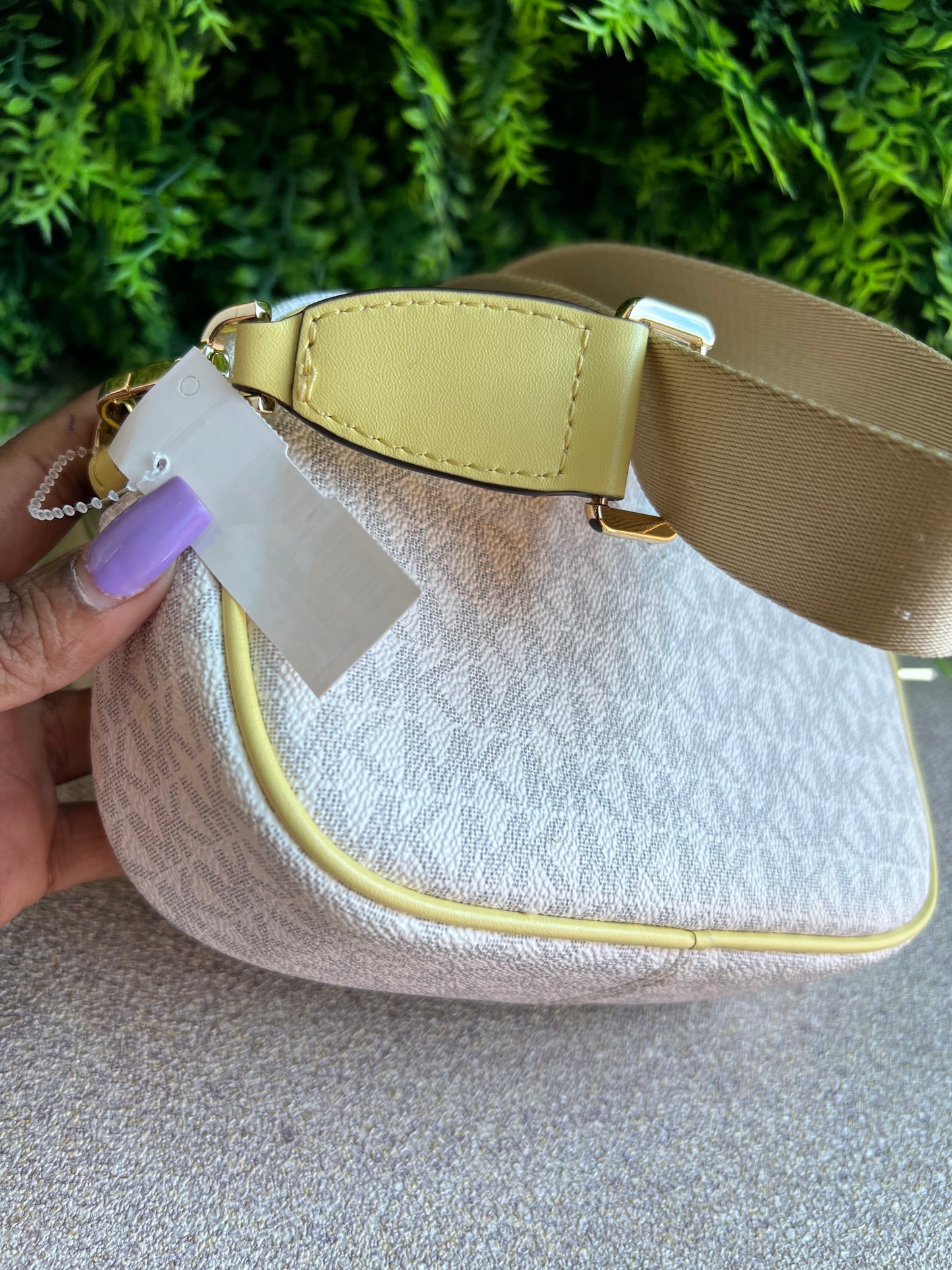 Michael Kors  Camera bag Monograma com amarelo